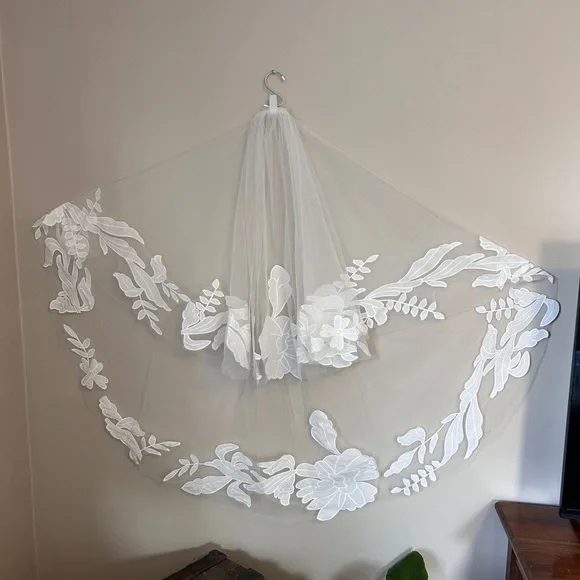 Elegant White Floral Veil - Picture 5 of 9